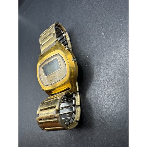1979 Speidel Men\'s Watch Time TV Shaped Modulator Gold Tone Digital Watch main image 3